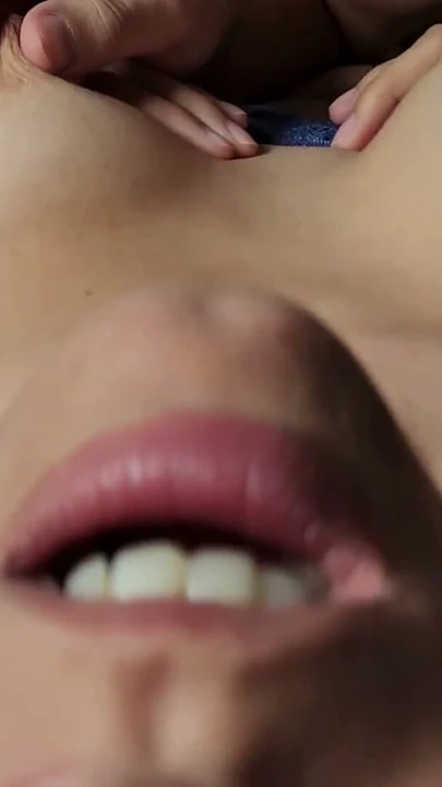 Seksi MILF emilirken inliyor | Bölüm 3
