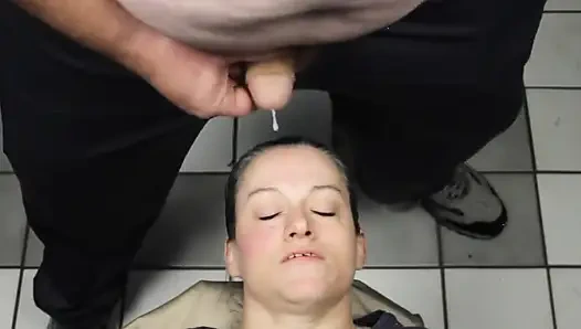 Gözlerinde kirli dees-su birikintileri