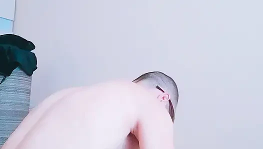 Seksi, olgun ve sıska bir model pornoda elini deniyor