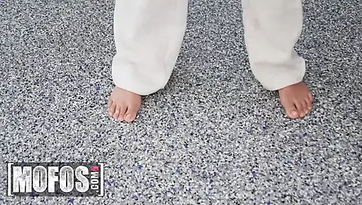 Mofos - seksi çingene Rose terli bir egzersiz seansı sonrası oda arkadaşı tarafından amını gerdiriyor