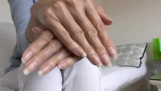Элегантные летние руки и длинные ногти на пальцах, представленные леди Викторией Valente