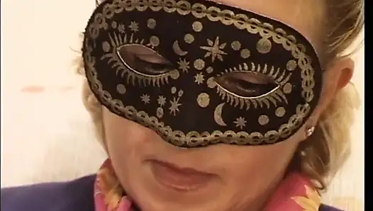 Sarışın orta yaşlı seksi kadın dildoyla sikiliyor