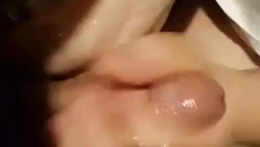 Kore milf verir handjob