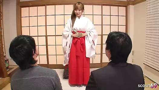 Geleneksel Japon genç kız yüze boşalma ve döllemeli iki erkek tarafından sansürsüz iki erkek bir kadın üçlü seks için baştan çıkarılıyor