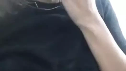 Tatlı tuvalette mastürbasyon yapıyor