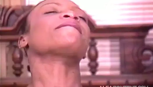 Edepsiz adam zenci kızı alıyor