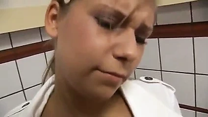 Bütün bunlardan sonra, parası için yönetmeni görmesi gerekiyor.