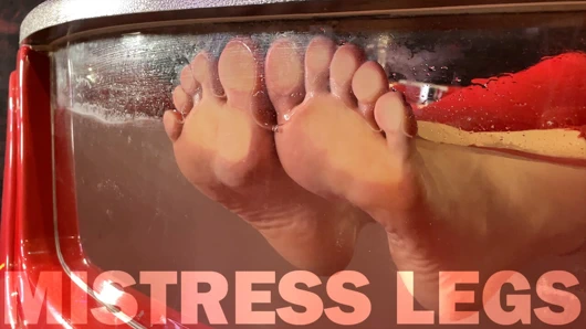 Sahibenin ıslak buruşuk tabanları küvette cama bastırılıyor