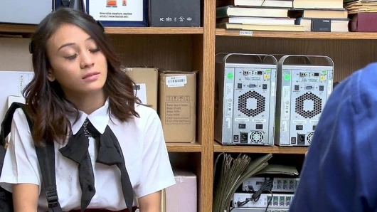 Shoplyfter - lanet bir sıcak Asyalı genç hırsız