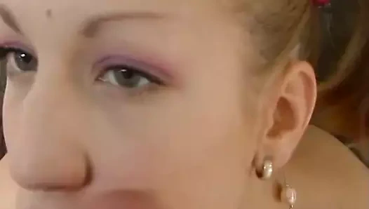 Sarışın bebek seviyor için emmek horoz ve the almak krem tüm üzerinde ona yüz