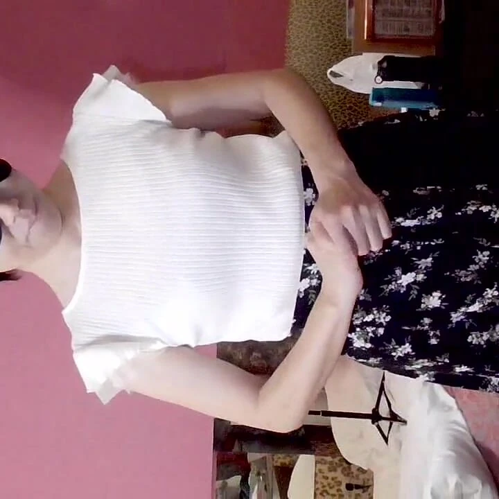 Mayu no.69 tam kafa maskeli, yakalı ve tasmalı güzel bir kız, cinsel olarak eğitiliyor