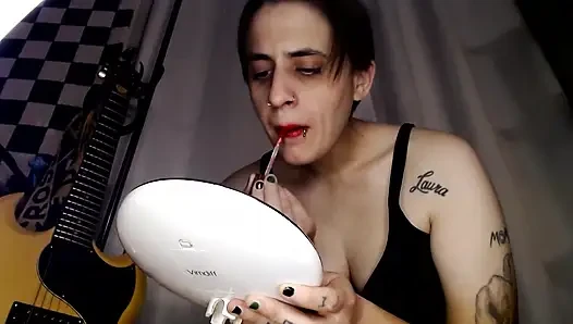 Kalın kırmızı ruj uygulaması