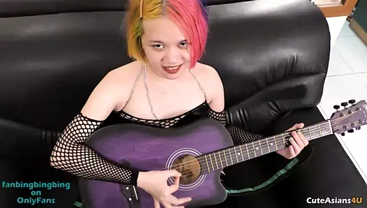 Azgın asyalı üvey kızkardeş, üvey kardeşinin horozunu istiyor!