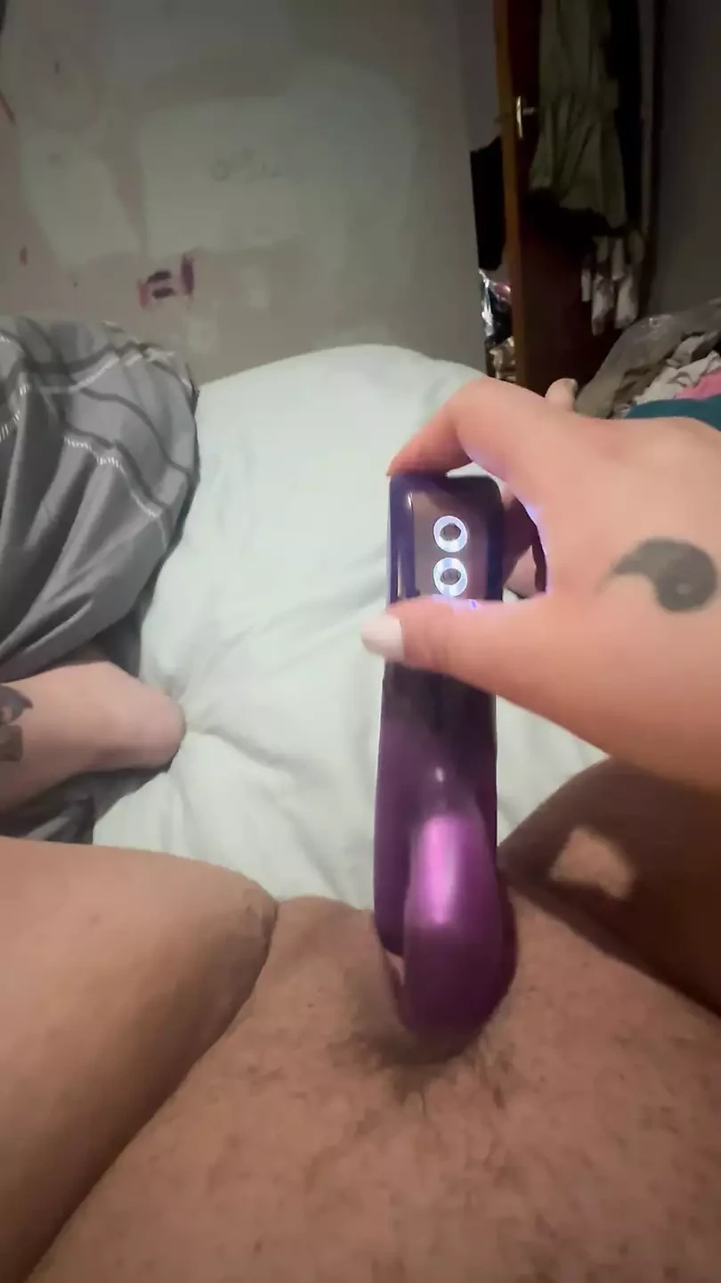 BBW se masturba con un consolador morado hasta correrse