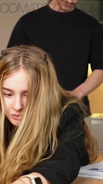 Мощный момент от "Секретарша с большими сиськами не удалось на ее работе..."