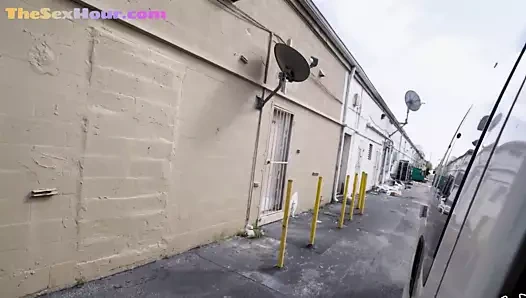 Busty kızıl aldı yukarı ve becerdin içinde otobüs