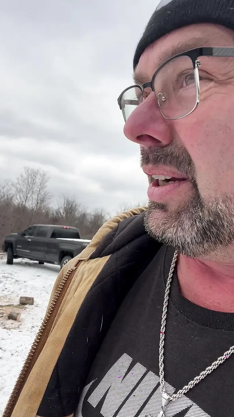 Dostarczenie do kabiny w lesie i znalezienie samotnej żony bez męża, gorąca seksowna młoda milf