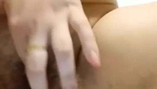 Büyük doğal göğüsler mastürbasyon yapmak