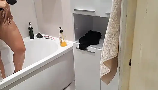 Genç üvey kız kardeşimi arıyorum ve mastürbasyon