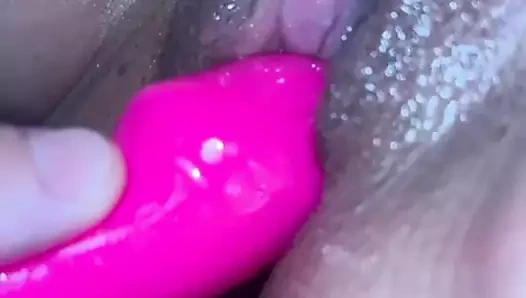 Oyuncaklarla seks oyunu ve karısının amından ıslak krem yalama