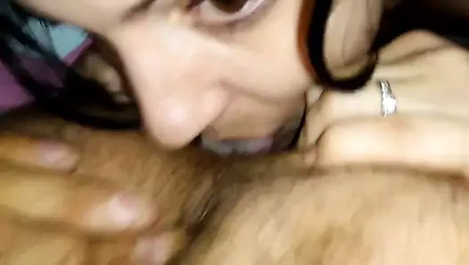 Adam kızların yüzüne osuruyor