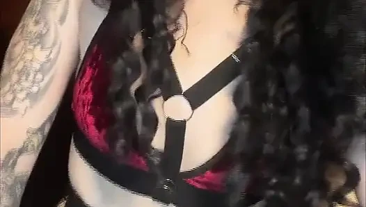 Minyon gotik hizmetçim eğilmeye devam ediyor ve kendime yardım edemedim