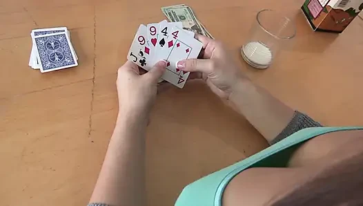 Genç kız sınıf zorbası tarafından kullanılıyor