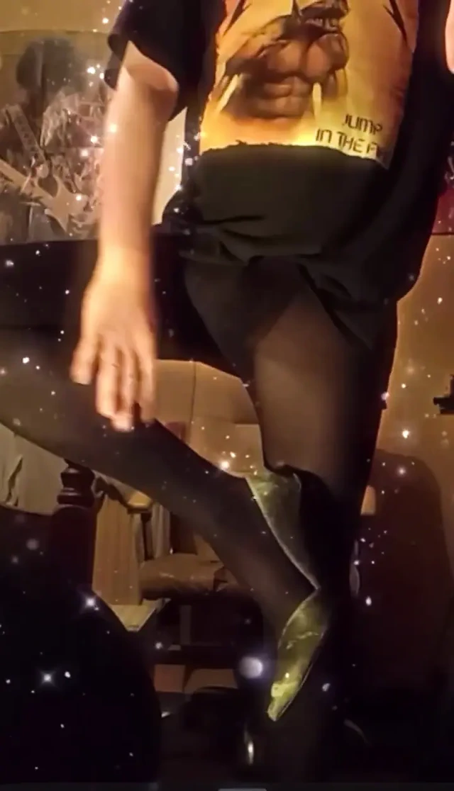 Sahibe hollycd ateşli bir striptiz yapıyor