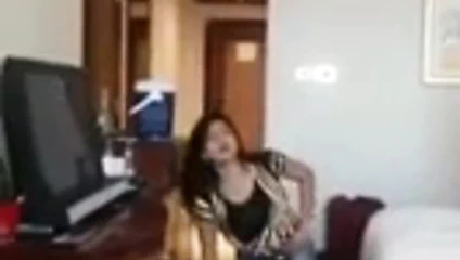 Hintli kız dans ediyor