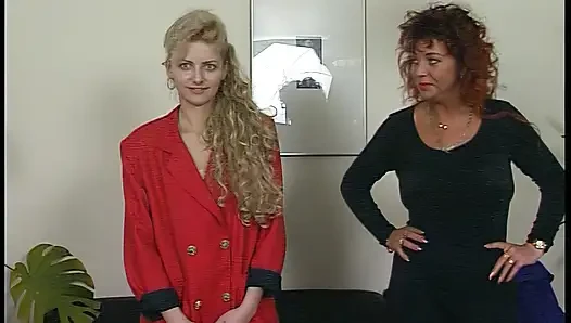 Sarışın hatun ve olgun esmer vahşi üçlü seks eğlencesinde