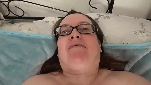 Kırmızı iç çamaşırlı seksi evli kadın büyük göğüslerini gösteriyor