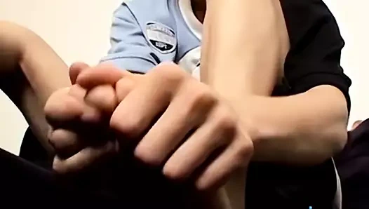 Ayak tapan twink, jack off sonra bir boşalmak füze başlattı