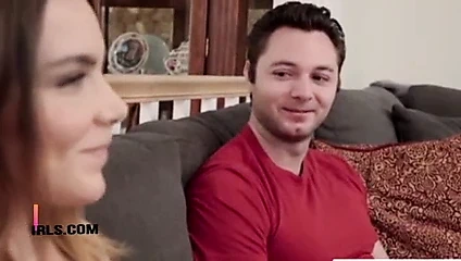 Busty bebek gets becerdin üzerinde the kanepe