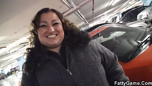 Büyük göbek yağ alır yukarı delikanlı ve sürmek horoz