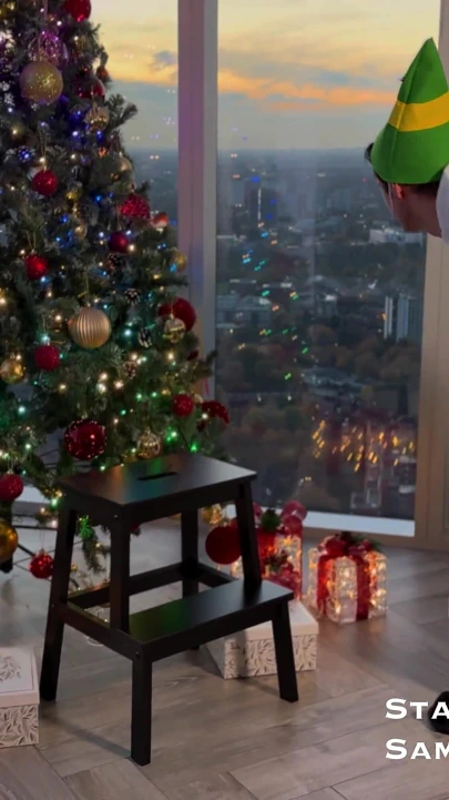 Yaramaz elf Noel hediyelerini çalarken yakalandı