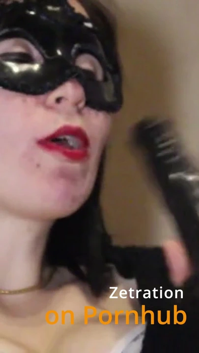 Maske içinde yalnız, yavaş azdırıcı göz teması ve sessiz gerginlik. Sadece sen ve ben özel bir an. Yakın dur ve titreşimi hisset.