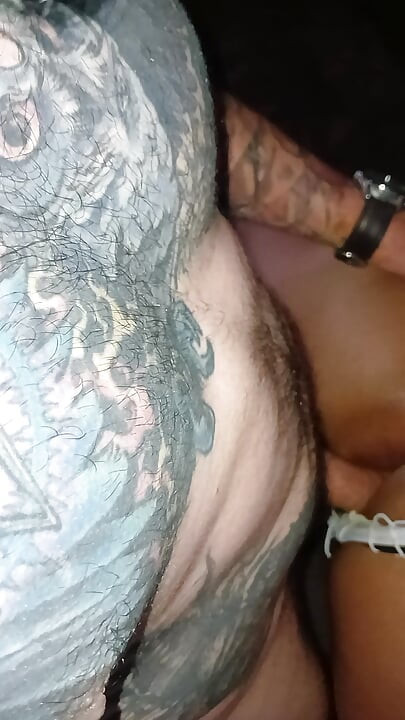 Beyaz iç çamaşırı giymiş femboy poposu ben boşalana kadar sikişiyor