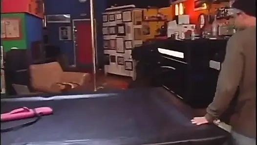 Sıkı götlü siyah kaltak odada zenci adamdan arkadan iyi sikişiyor