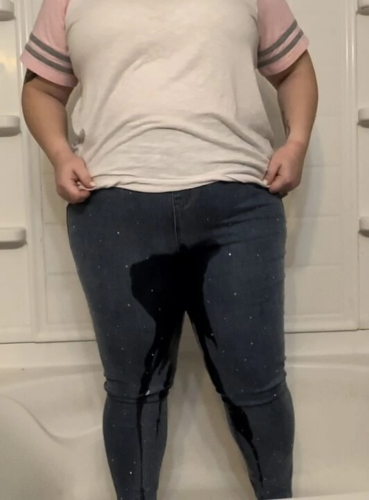 Seksi kız mesanesini tutmakta zorlanıyor
