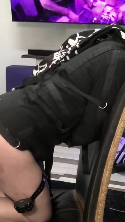 Orospu sert bir şekilde sikişiyor ve sıkı bir şekilde aşağılanıyor