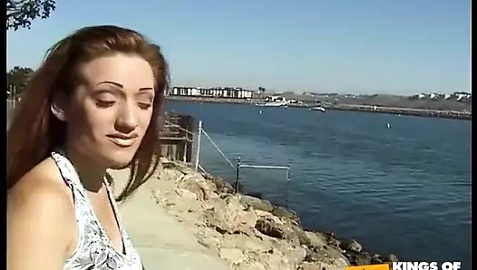 Fotoğrafçı dövmeli bir kızı alıyor ve bazı fotoğraflar çektikten sonra yarağını emdiriyor