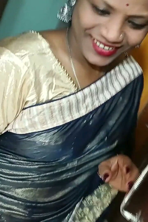 Hintli güzel porno aktrisi Sumona yenge gırtlağına kadar sakso çekiyor ve sari bluzda sıkı amının içinde ateşli sikişiyor