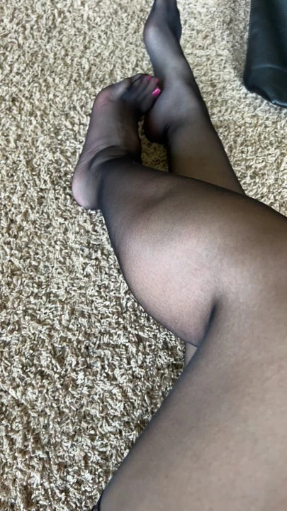 Uyluk yükseklerinde kalın orta yaşlı seksi kadın