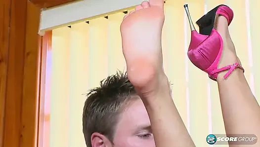 Ayakkabıların için sana yardım etmeme izin ver