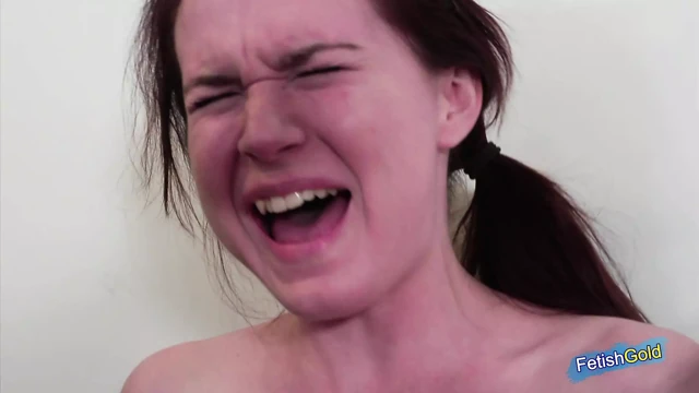 İki azgın hatun birbirini memnun ediyor ve büyük memeli orta yaşlı seksi kadın onlara katılıyor