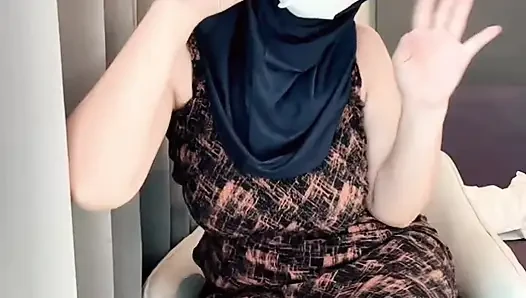 Endonezyalı kadın işeyene kadar amını okşuyor
