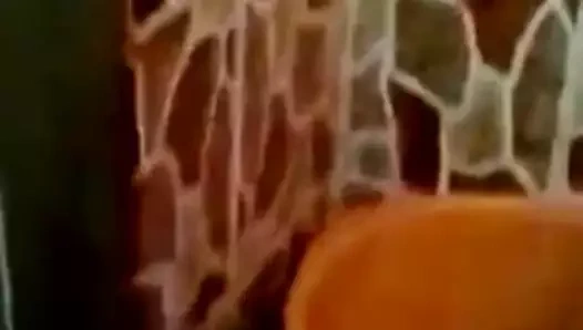 Desi kız banyo ve konuşurken kirli