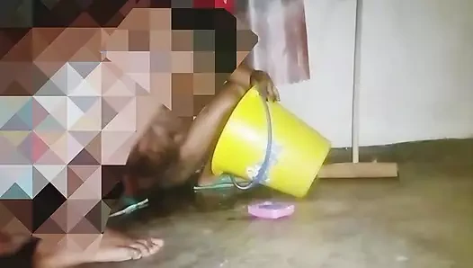 Seks sonrası amını yıkıyor,