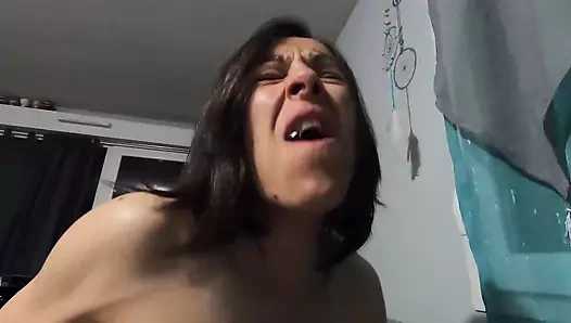 Sürtük orta yaşlı seksi kadın yarağıma binerken kendini filme alıyor ve göğüslerine ve yüzüne büyük bir döl alıyor