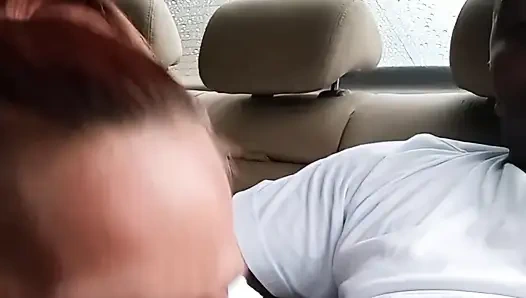 Sokak fahişesi arabada oral seks yapıyor. Ağıza boşalma